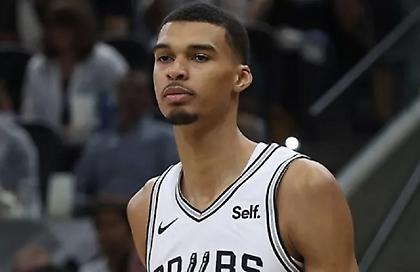 Νέο «πρόσωπο» της... Louis Vuitton ο Βίκτορ Ουεμπανιάμα!