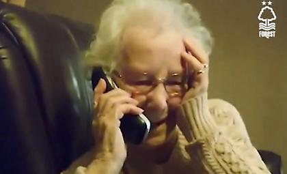 Το πιο όμορφο δώρο για την ηλικιωμένη οπαδό της Νότιγχαμ που ξαναπήγε στο γήπεδο μετά από δώδεκα χρόνια