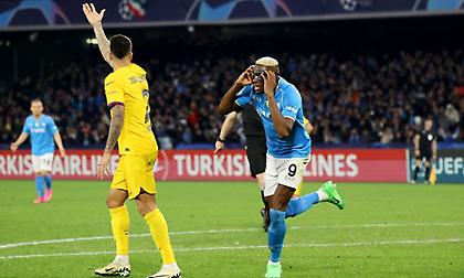 Μέσα Βαρκελώνης: «Επιθετικό φάουλ του Οσιμέν στο γκολ της Νάπολι»