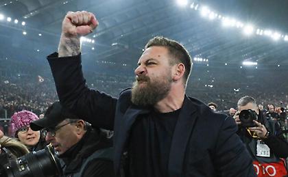 Τρελαμένος μετά την πρόκριση της Ρόμα ο Ντε Ρόσι, πανηγύρισε μπροστά στην «Curva»