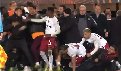 Χαμός με ξύλο και γενικευμένη σύρραξη στη λήξη του Σπάρτα Πράγας-Γαλατασαράι