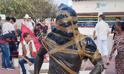 Βανδάλισαν το άγαλμα του Ντάνι Άλβες στη γενέτειρά του - Ζητούν την αφαίρεσή του!