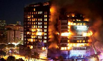 Αναβολή στα ματς των Βαλένθια και Λεβάντε μετά τη φονική πυρκαγιά σε πολυκατοικία