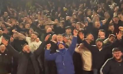Υπέροχο βίντεο με τους οπαδούς της Λιντς να τραγουδούν Kaiser Chiefs μετά την τριάρα στη Λέστερ