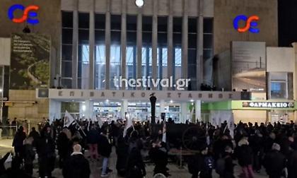 Θεσσαλονίκη: Πέταξαν κόκκινες μπογιές στον ΟΣΕ για τον έναν χρόνο από την δυστύχημα στα Τέμπη