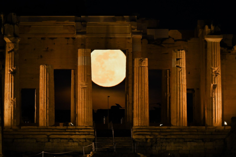 Μαγικές εικόνες από το «Φεγγάρι του χιονιού» πάνω από την Ακρόπολη