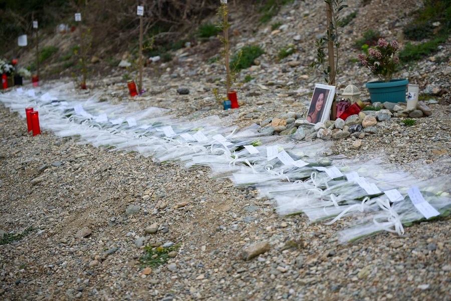 Τέμπη: Βαριά ατμόσφαιρα στο μνημόσυνο και το τρισάγιο για τα θύματα της τραγωδίας