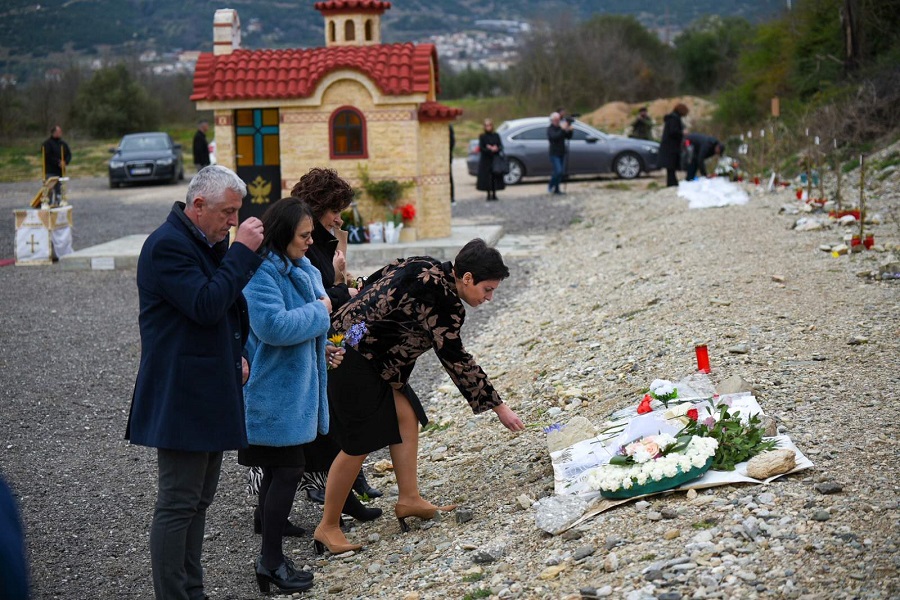 Τέμπη: Βαριά ατμόσφαιρα στο μνημόσυνο και το τρισάγιο για τα θύματα της τραγωδίας