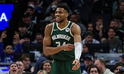 «Άγγιξε» το triple double και οδήγησε τους Μπακς σε άνετη νίκη επί των Σίξερς ο Αντετοκούνμπο!