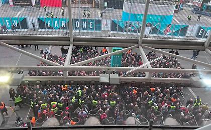 Πανικός έξω από το Γουέμπλεϊ: Μεγάλες καθυστερήσεις στην είσοδο των οπαδών της Λίβερπουλ!