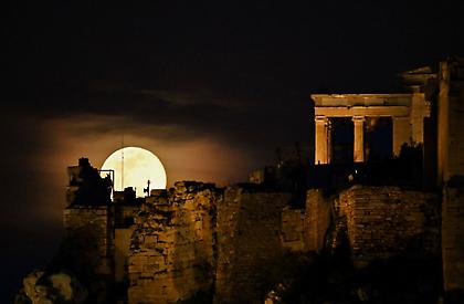 Μαγικές εικόνες από το «Φεγγάρι του χιονιού» πάνω από την Ακρόπολη