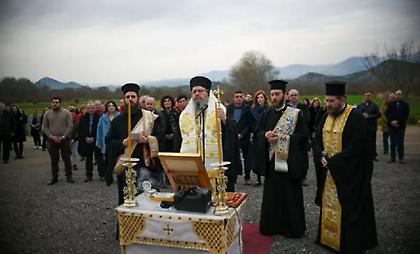 Τέμπη: Βαριά ατμόσφαιρα στο μνημόσυνο και το τρισάγιο για τα θύματα της τραγωδίας