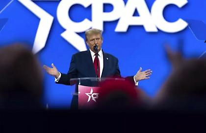 Viral γκάφα από τον Τραμπ: Ξέχασε το όνομα της Μελάνια και την αποκάλεσε «Mερσέντες» - Δείτε το βίντεο