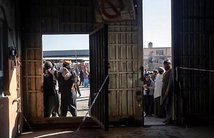 Δημόσια εκτέλεση κατάδικου σε γεμάτο γήπεδο στο Αφγανιστάν, μπροστά σε χιλιάδες θεατές