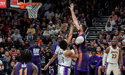 Άντεξαν στην αντεπίθεση των Λέικερς και πήραν το ντέρμπι οι Σανς!