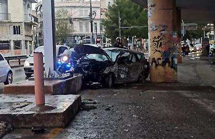 Σοβαρό τροχαίο στον Πειραιά: Αυτοκίνητο προσέκρουσε σε κολόνα