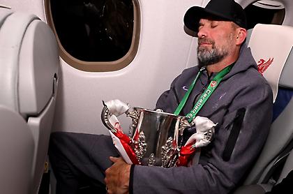 Ο Κλοπ κοιμάται αγκαλιά με το Λιγκ Καπ στο αεροπλάνο