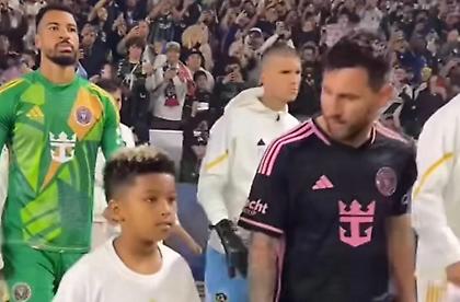 Άμα έχεις «βύσμα»: Ο γιος της Κιμ Καρντάσιαν και του Κάνιε Γουέστ συνόδευσε τον Μέσι στον αγωνιστικό χώρο