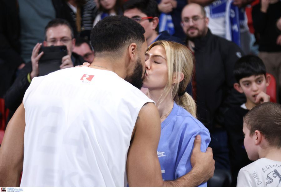 Μήτρου-Λονγκ: Το φιλί με τη σύντροφό του μετά τη νίκη της Εθνικής