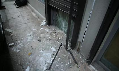 Οκτώ συλλήψεις από την Αντιτρομοκρατική για τη βομβιστική επίθεση σε τράπεζα στα Πετράλωνα