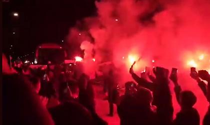 «Θρύλε γερά, πρωτάθλημα ξανά»: Αποθέωση για την αποστολή του Ολυμπιακού στο Αγρίνιο