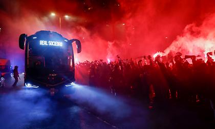 Υποδοχή με καπνογόνα και συνθήματα για την αποστολή της Σοσιεδάδ πριν τον ημιτελικό Κυπέλλου με τη Μαγιόρκα!