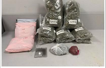 Δύο συλλήψεις για ναρκωτικά στη Θεσσαλονίκη - Περίμεναν δέμα με χασίς αεροπορικώς από ΗΠΑ