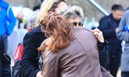 Τέμπη: Βαθιά οδύνη στο ετήσιο μνημόσυνο για τα 57 θύματα του δυστυχήματος