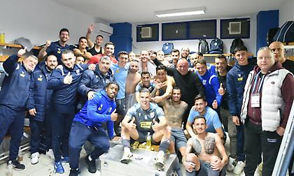 Το πάρτι στα αποδυτήρια της Λαμίας για την είσοδο στα playoffs με κεντρικό πρόσωπο τον Καρλίτος!