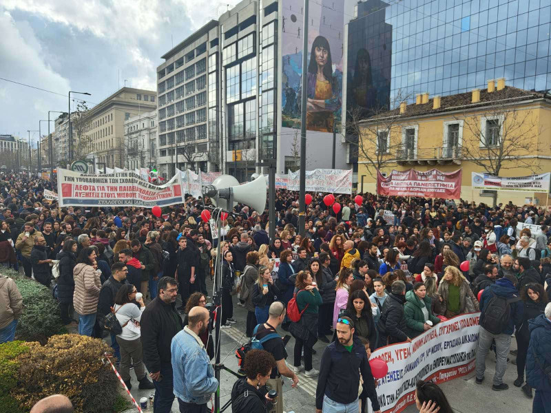 Σε εξέλιξη η πορεία στο κέντρο της Αθήνας: Προς την Hellenic Train οδεύει τμήμα της