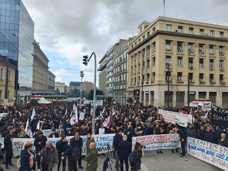 Σε εξέλιξη η πορεία στο κέντρο της Αθήνας: Προς την Hellenic Train οδεύει τμήμα της