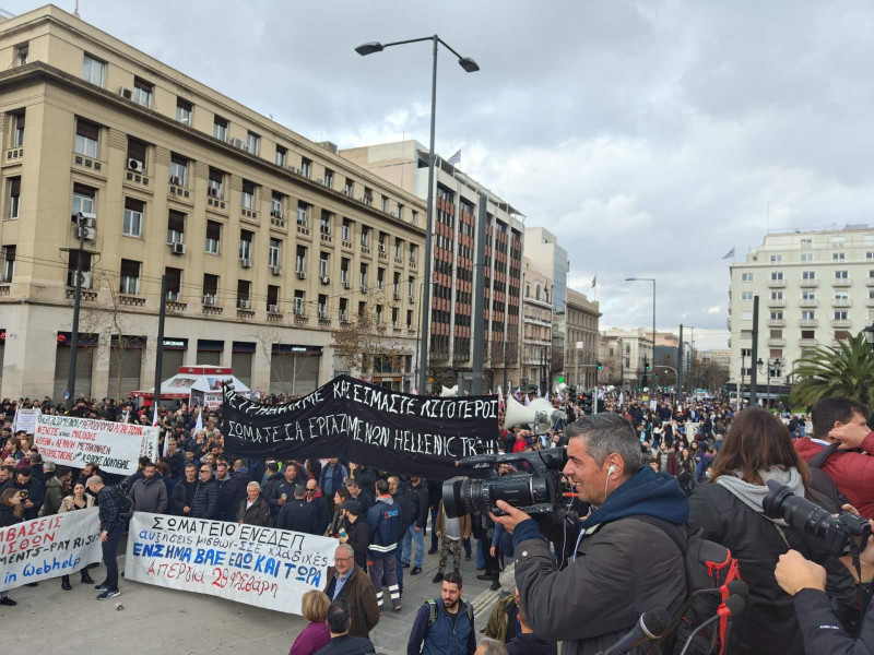 Σε εξέλιξη η πορεία στο κέντρο της Αθήνας: Προς την Hellenic Train οδεύει τμήμα της