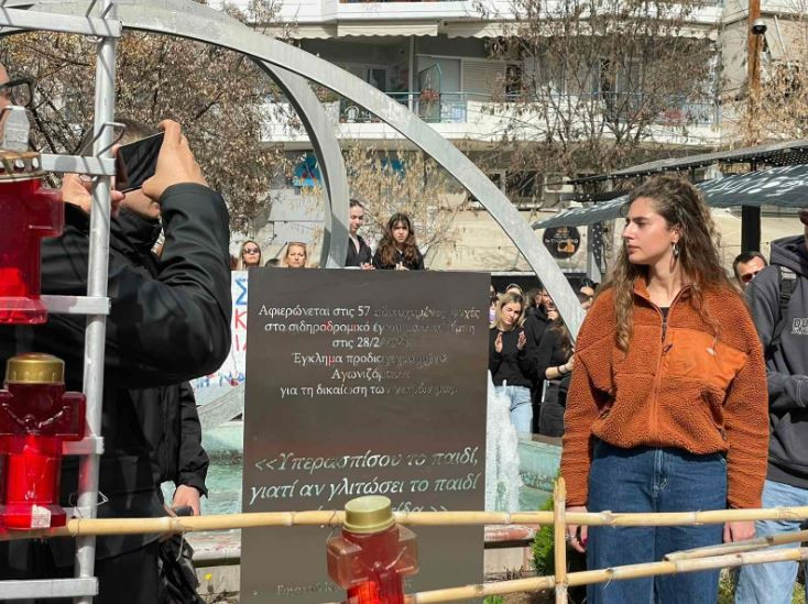 Συγκίνηση στη Λάρισα στην πορεία για τα Τέμπη: Αποκάλυψαν το μνημείο για τους 57 νεκρούς