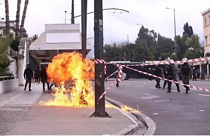 Μολότοφ και χημικά στην πορεία στο Σύνταγμα - Ρίψεις νερού στην Πανεπιστημίου