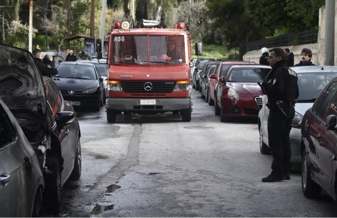 Πολλαπλοί εμπρησμοί σε κάδους και οχήματα στο κέντρο της Αθήνας και στα Εξάρχεια