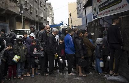 Ισραήλ: «Τραγωδία» ο θάνατος Παλαιστινίων που περίμεναν ανθρωπιστική βοήθεια - «Έπεσαν πάνω τους τα φορτηγά»