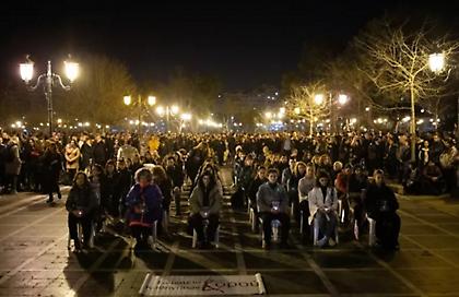 Θεσσαλονίκη: Εκδήλωση μνήμης στον Νέο Σιδηροδρομικό Σταθμό για τα θύματα των Τεμπών
