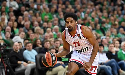 Έτρεξε όλο το γήπεδο, πήρε... παραμάζωμα τη Ζάλγκιρις και κάρφωσε στη λήξη ο ΜακΚίσικ!