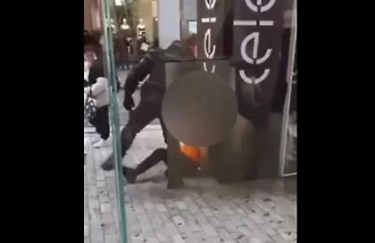 Μαρτυρίες για την επίθεση με μαχαίρι στην Ερμού: Τι είπε ο δράστης στην αστυνομία