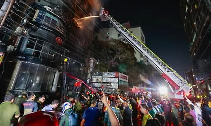 Τουλάχιστον 43 νεκροί από την πυρκαγιά που ξέσπασε σε εμπορικό κέντρο στο Μπανγκλαντές