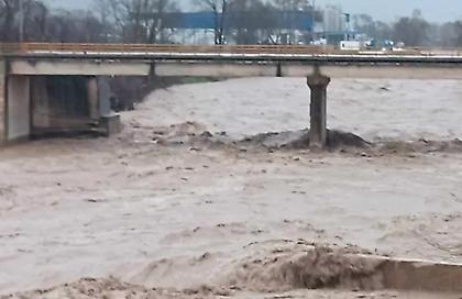 Τρίκαλα: Φουσκώνει επικίνδυνα ο Πηνειός στο Διαλεκτό - Δείτε βίντεο