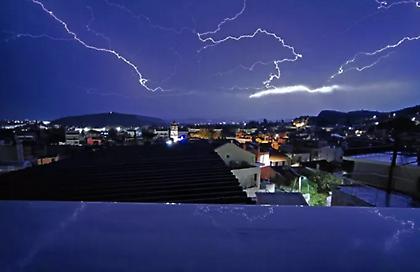 Πρωτομηνιά με κακοκαιρία σε όλη τη χώρα - Ο Μάρτιος μπαίνει με βροχές, καταιγίδες και χαλάζι