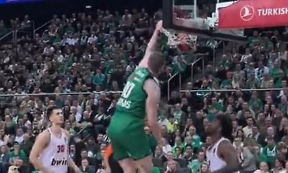 Πέρασε κάτω από τη στεφάνη και κάρφωσε εντυπωσιακά ο Σμιτς