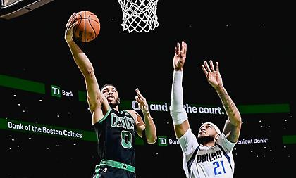 Διέλυσαν τους Μάβερικς του «τριπλού» Ντόνσιτς οι Σέλτικς, εμφατικό πέρασμα από το Τορόντο για Γουόριορς