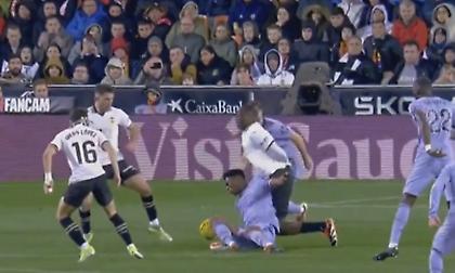 Σοκαριστικός τραυματισμός για τον Ντιακαμπί στο Βαλένθια-Ρεάλ Μαδρίτης - Έκλαιγαν συμπαίκτες και αντίπαλοι!