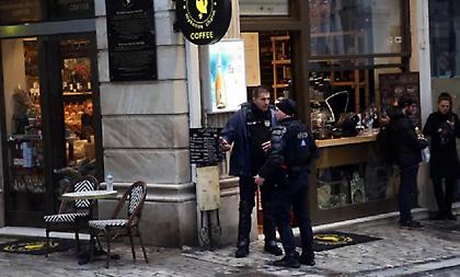 Επίθεση με μαχαίρι στην Ερμού: Παραμένει στη ΜΕΘ η 22χρονη σε σοβαρή κατάσταση - Την έσωσε το σακίδιο στην πλάτη