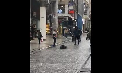 Επίθεση με μαχαίρι στην Ερμού: Τι είπε στον ΣΚΑΪ ο πατέρας της 22χρονης - Πώς έφτασε στην Ελλάδα ο δράστης