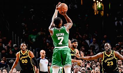 Υπερηχητικοί Σέλτικς, προηγούνται με διαφορά 44 (!) πόντων στο ημίχρονο της αναμέτρησής τους με τους Γουόριορς