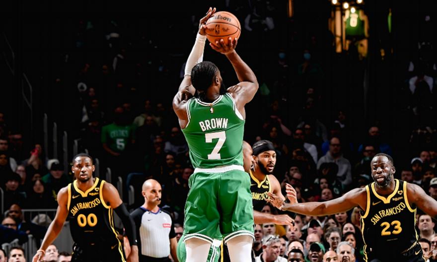 Σέλτικς: προηγούνται με διαφορά 44 πόντων στο ημίχρονο με τους Γουόριορς