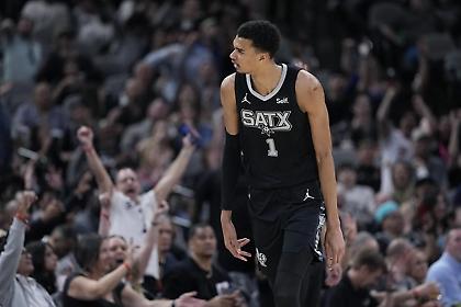 Σόου Γουεμπανιάμα στη νίκη των Σπερς επί των Πέισερς